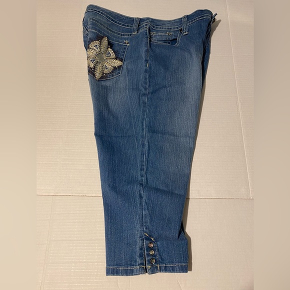 ND Weekend size 10P women’s embellished embroidered stretch denim capris jeans - Picture 8 of 12